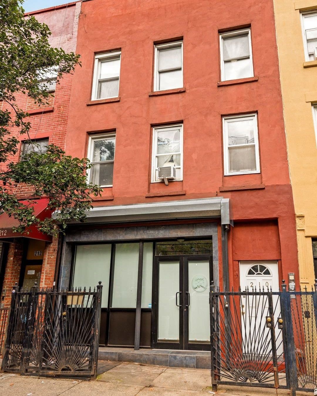 210 Hoyt Street — photo 1