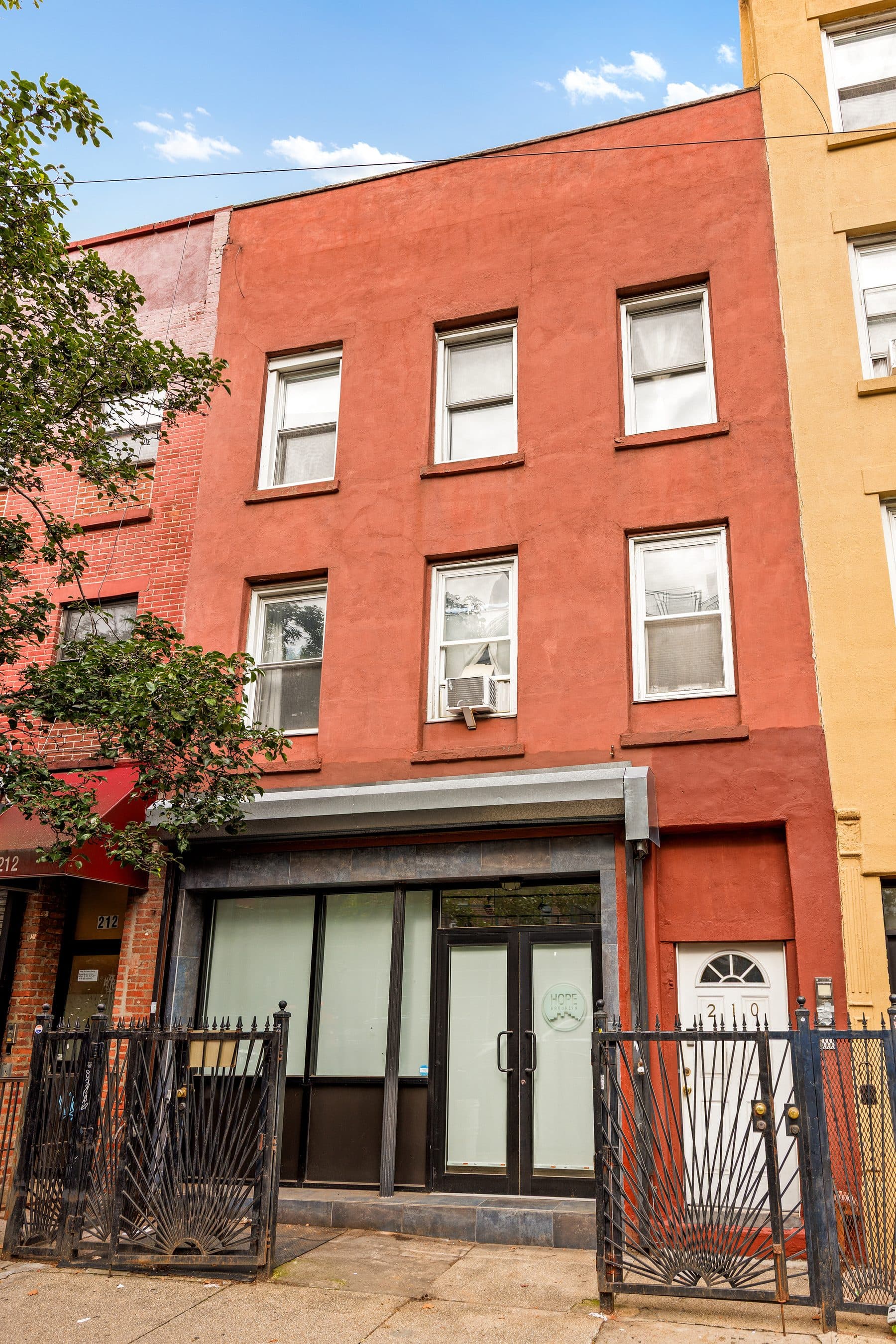 210 Hoyt Street — photo 1