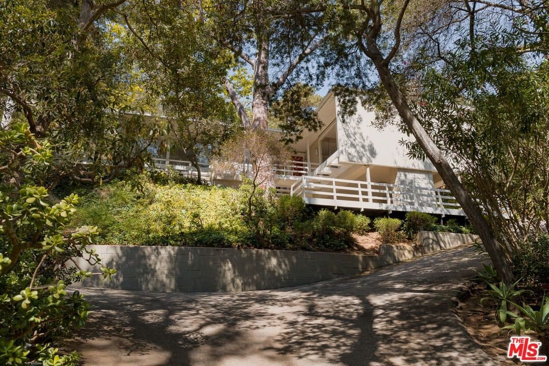 2275 Bowmont Drive — photo 2