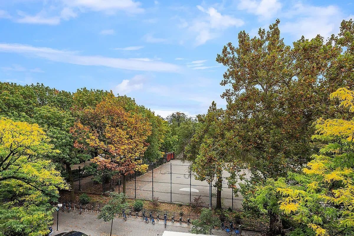 307 East 10th Street — photo 18