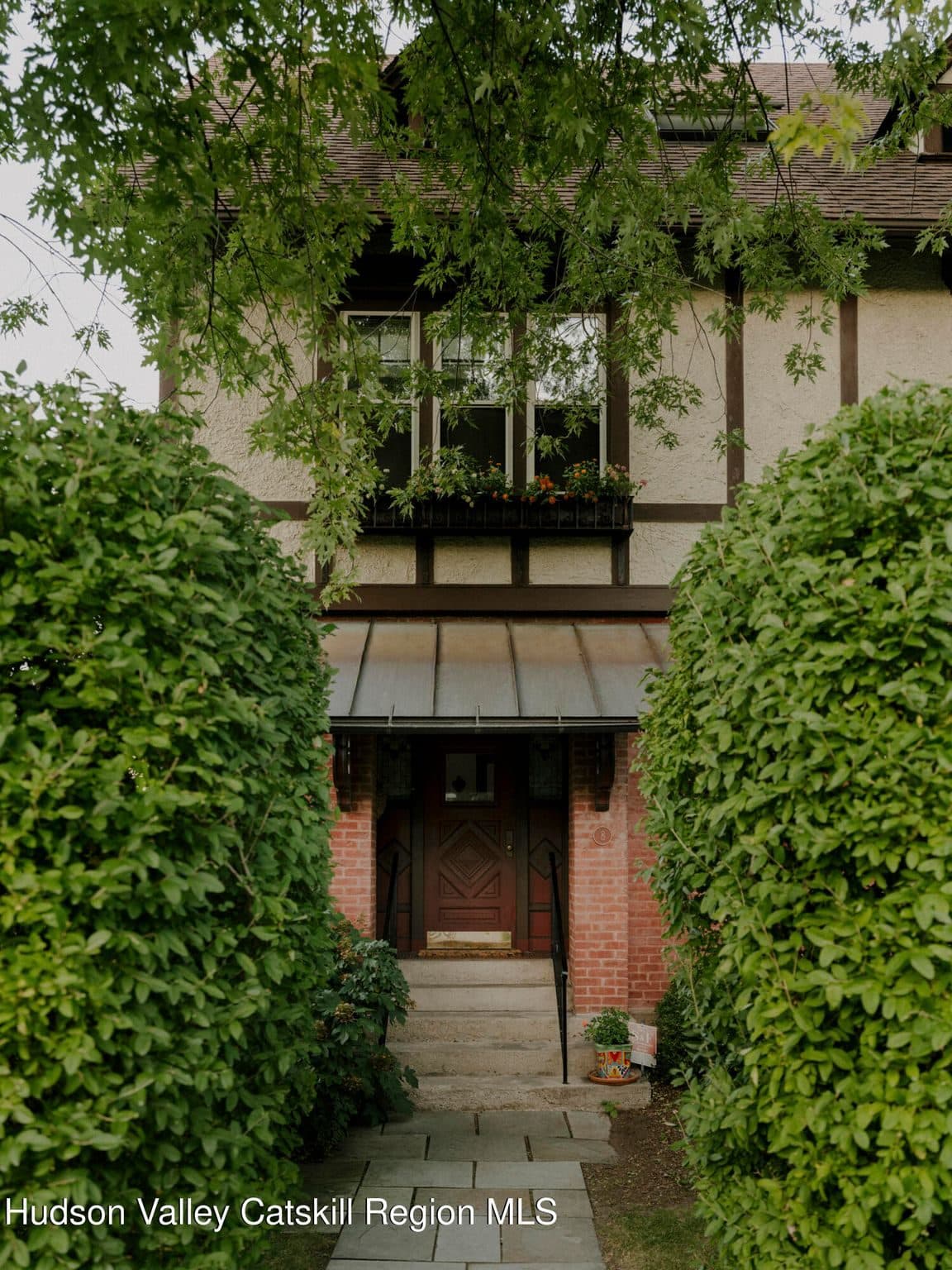 8 Hartwell Avenue — photo 1