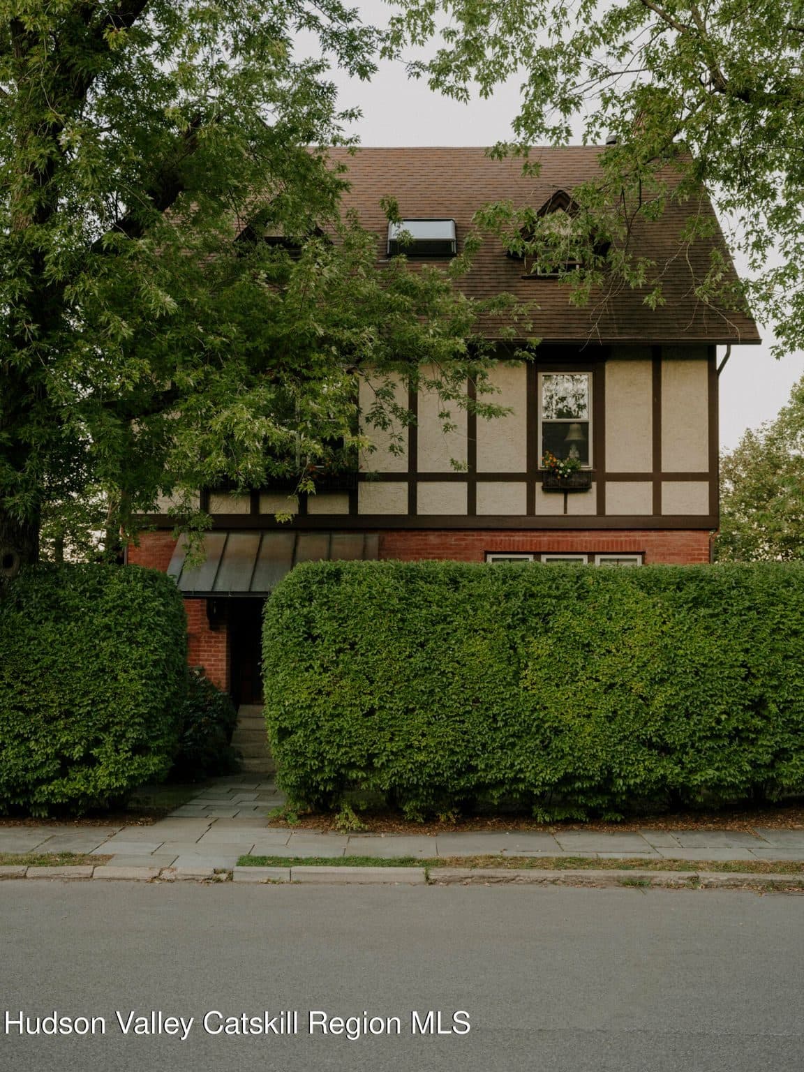 8 Hartwell Avenue — photo 2