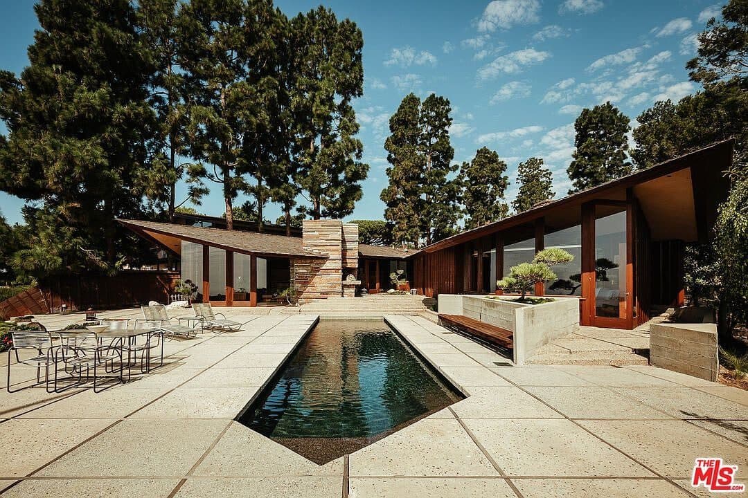 8 Sea Cove Drive — photo 1