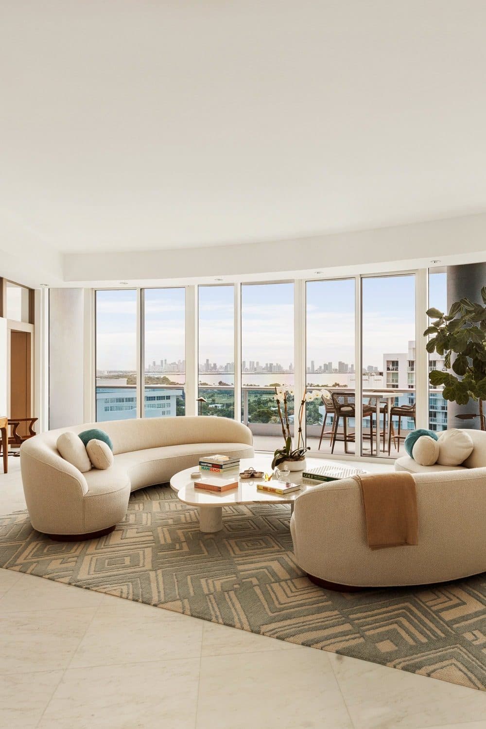 An Oceanfront Lower Penthouse, Miami Beach — photo 2